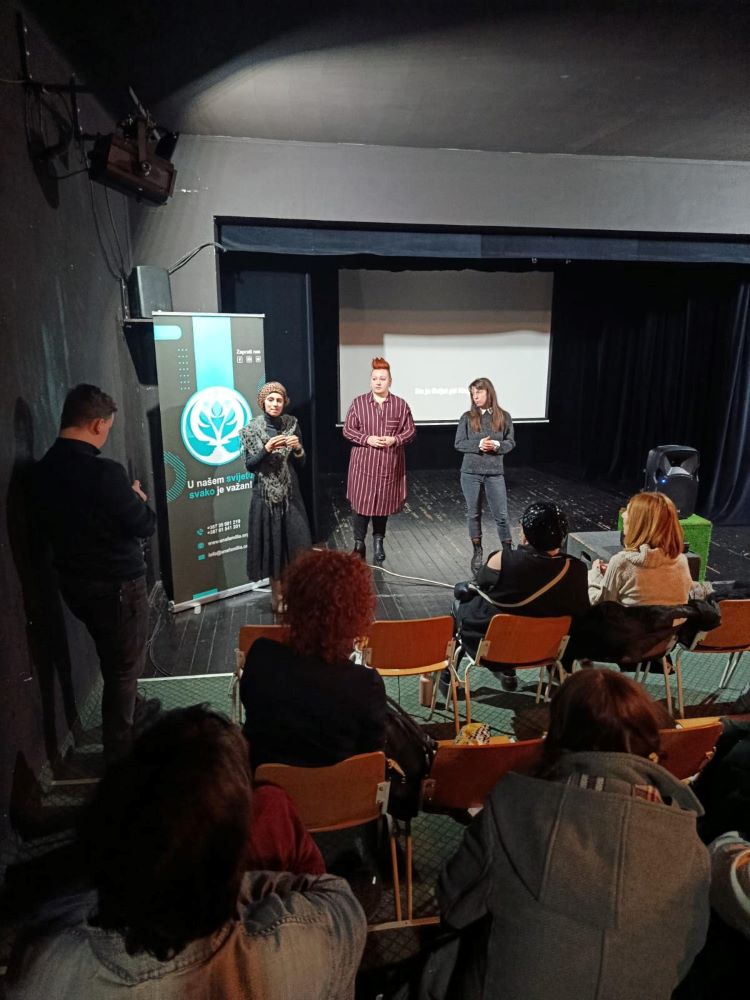 Prepuna Kamerna scena Doma mladih u Tuzli na projekciji filma “Pčelarenje pred kijamet”