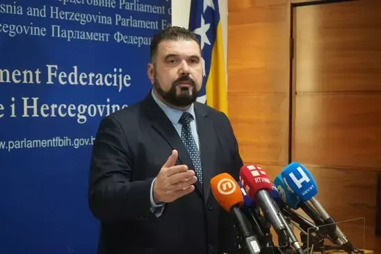 ODGOVOR ŠEFA KLUBA ZASTUPNIKA DF Mešalić: FUP je izgubio kredibilitet za vrijeme Rame Isaka, ni sindikati ne podržavaju zakon koji je predložio