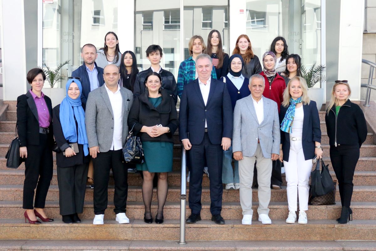 Učenici iz Istanbula i Gimnazije „Ismet Mujezinović“ posjetili Gradsku upravu Tuzle