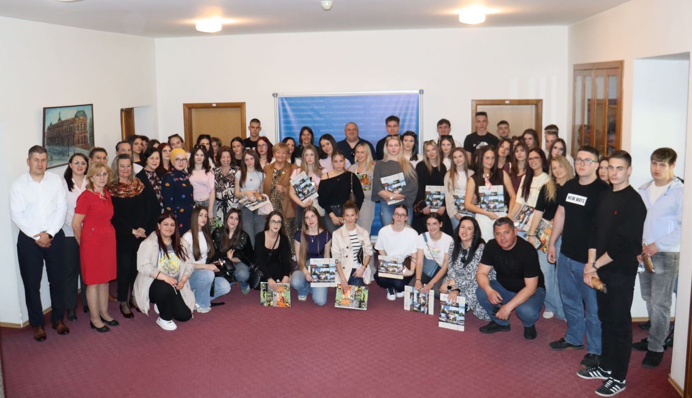 Učenici i profesori Ekonomske i upravne škole Osijek posjetili Skupštinu Tuzlanskog kantona