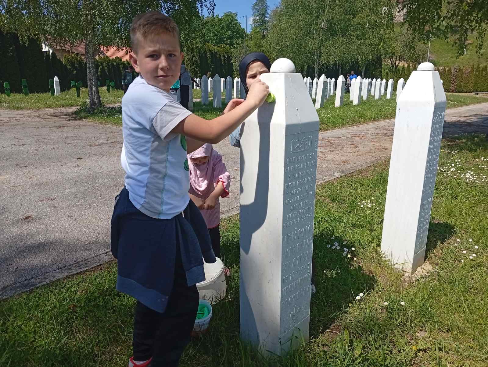 U Veljacima obilježen Dan bijelih nišana: Djeca u tišini čistila mezarje ubijenih sugrađana