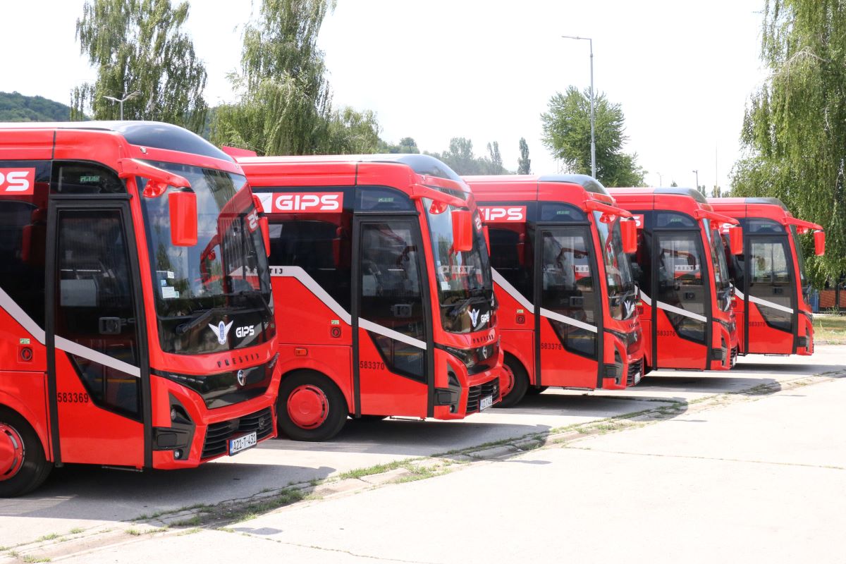 “Gradski i prigradski saobraćaj” Tuzla nabavio 10 novih minibusa, do kraja mjeseca stiže još 15 vozila